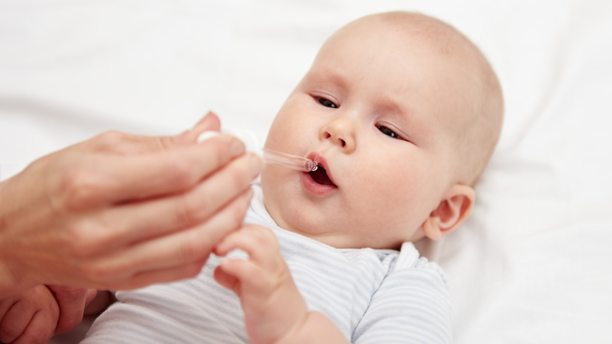 Vaccinet ges i form av droppar i munnen vid 6 veckors och vid 3 månaders ålder. Foto: Shutterstock